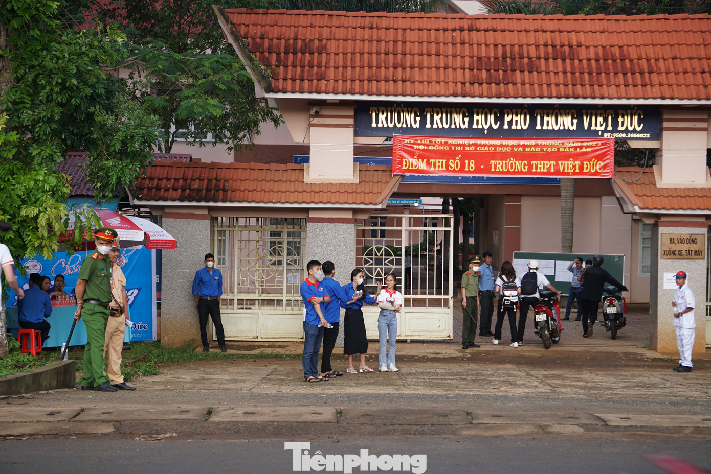 Tại điểm thi Trường THPT Việt Đức, lực lượng chức năng được tăng cường đảm bảo an ninh, an toàn cho thí sinh, phụ huynh.