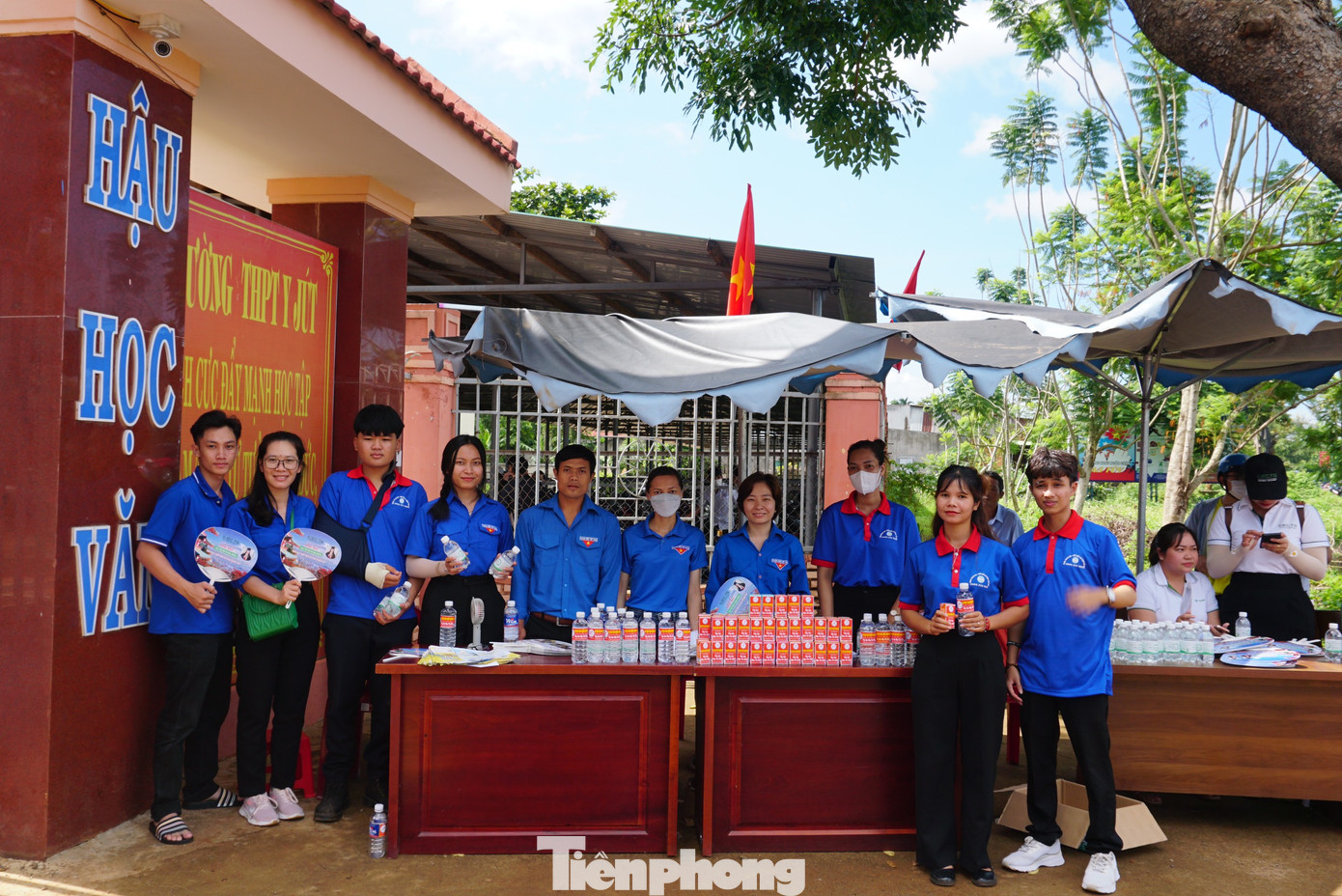 Từ 6 giờ sáng, Đoàn thanh niên huyện Cư Kuin đã có mặt tại hai điểm thi (Trường THPT Y Jút và Trường THPT Việt Đức) luôn sẵn sàng thường trực, hỗ trợ thí sinh và phụ huynh