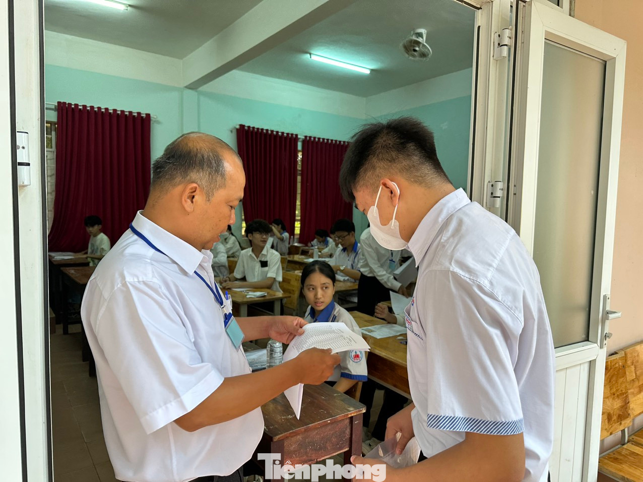 Sáng nay, trên địa bàn tỉnh Đắk Lắk có hơn 21.000 thí sinh bước vào làm bài thi môn Văn. Tại 33 điểm thi, Ban Chỉ đạo kỳ thi đã bố trí 900 phòng chính thức, 48 phòng chờ. Đồng thời điều động 3.034 nhân sự tham gia phục vụ các khâu của Kỳ thi.