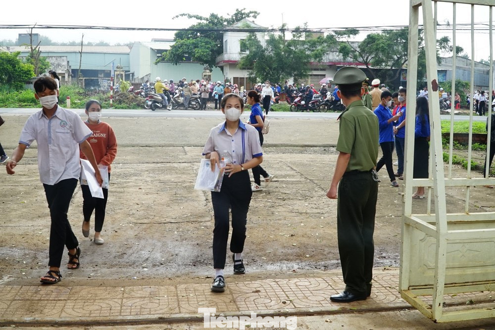Bà Nguyễn Thị Khể (SN 1969, xã Ea Ktur) phụ huynh thí sinh Nguyễn Lam Duy cho hay, sau vụ việc xảy ra ngày 11/6 vừa qua, nhiều phụ huynh lo lắng tình hình an ninh trật tự trên địa bàn. "Tôi rất yên tâm khi có nhiều công an, dân quân, thanh niên bảo vệ an ninh tại điểm thi Trường THPT Việt Đức", bà Nguyễn Thị Khể cho biết thêm.
