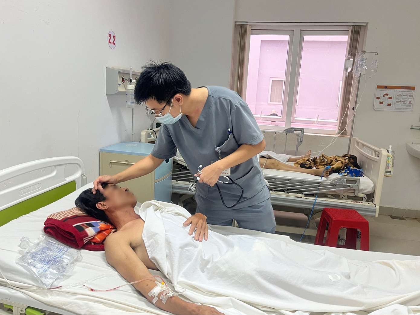 Bác sĩ kiểm tra tình hình sức khỏe các bệnh nhân Bác sĩ kiểm tra tình hình sức khỏe các bệnh nhân