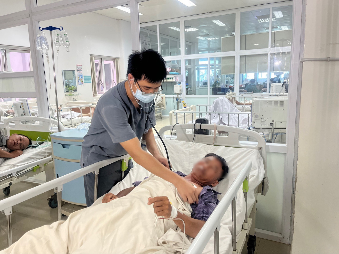 Các bệnh nhân đã tỉnh táo, không còn buồn nôn, hoa mắt chóng mặt Các bệnh nhân đã tỉnh táo, không còn buồn nôn, hoa mắt chóng mặt