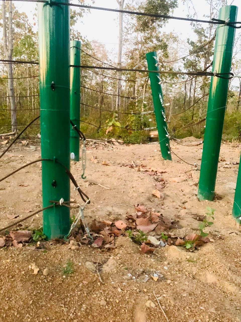 Nhiều đoạn lưới bảo vệ bị đàn voi rừng phá hỏng