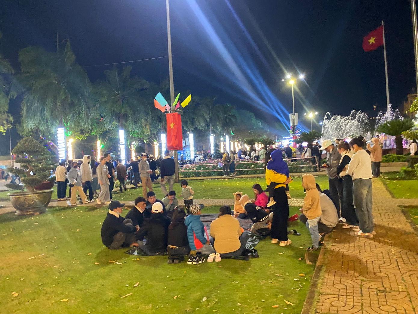 Một số người dân đến sớm, trải bạt ngồi chờ màn bắn pháo hoa. Một số người dân đến sớm, trải bạt ngồi chờ màn bắn pháo hoa.