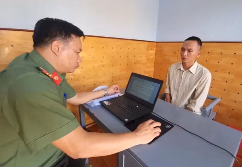 Đối tượng Hoàng Đình Nam tại cơ quan Công an Đối tượng Hoàng Đình Nam tại cơ quan Công an