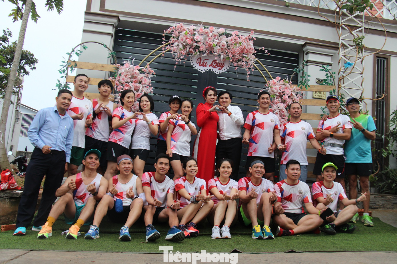 Sau khi tiếp sức chú rể hoàn thành "chặng đường quan trọng nhất", các thành viên trong CLB Buôn Ma Thuột runners chụp ảnh cùng cô dâu, chú rể.