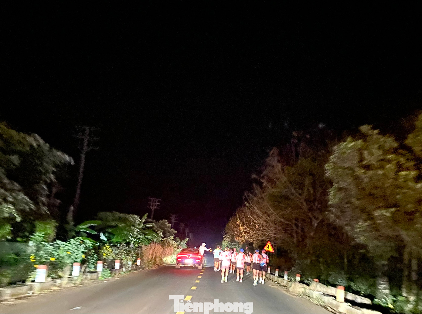 Các thành viên CLB Buôn Ma Thuột runners chạy quãng đường 31,12km từ xã Ea H’đing (huyện Cư M’gar) đến Tượng đài Chiến thắng Buôn Ma Thuột, sau đó chạy ngược về nhà cô dâu ở phường Tân Lợi.