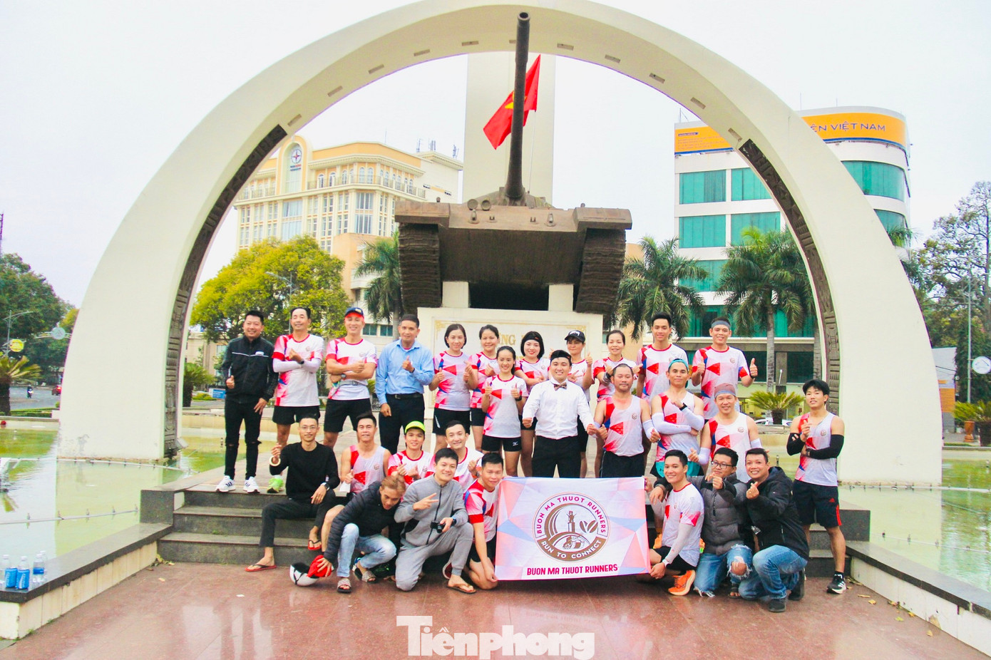 Các thành viên CLB Buôn Ma Thuột runners chụp lưu niệm tại Tượng đài Chiến thắng Buôn Ma Thuột