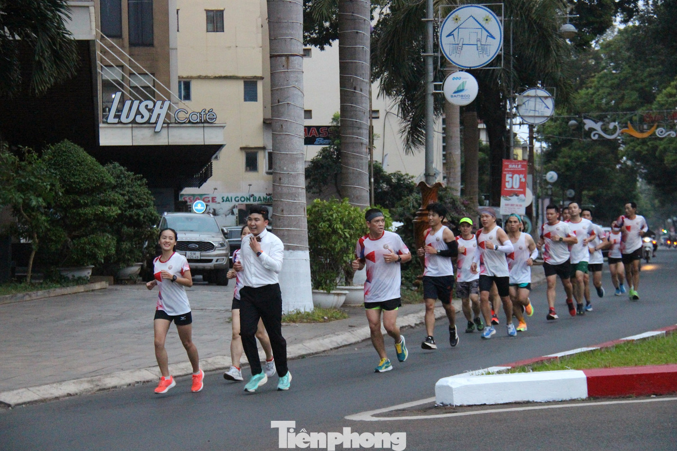 Chú rể bảnh bao diện sơ mi trắng chạy bộ trong thành phố Buôn Ma Thuột