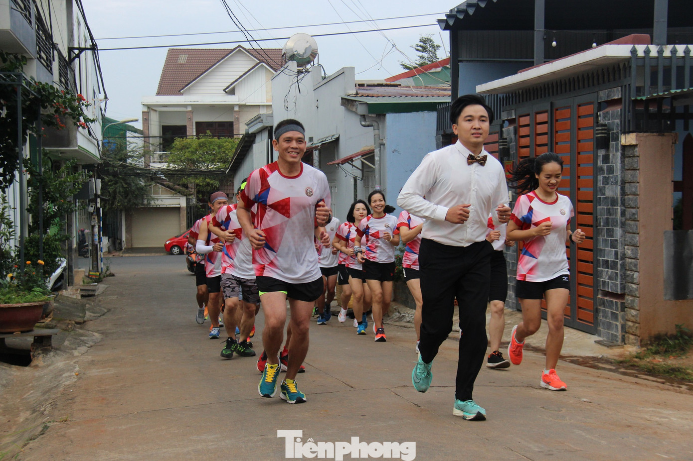 Anh Nguyễn Quang Thế, Chủ tịch CLB Buôn Ma Thuột runners cho biết, khi Tuyên có ý định chạy bộ rước dâu, mọi người trong CLB rất ủng hộ, mong muốn chạy đồng hành. “Đây là cặp đầu tiên đến với nhau sau khi tham gia CLB, thời gian tới, tôi mong có nhiều bạn trẻ tham gia chạy bộ để có thể sớm tìm được bạn đời”, anh Thế cho biết thêm.