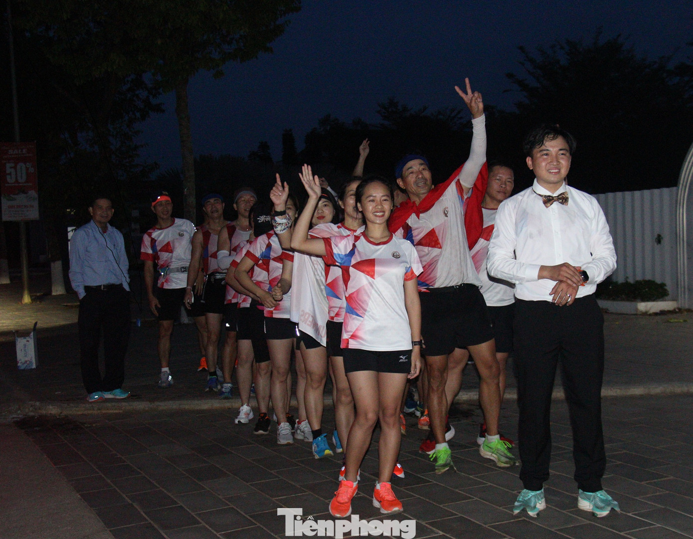 Nhiều thành viên nữ trong CLB Buôn Ma Thuột runner đã có mặt ở đầu Tp.Buôn Ma Thuột để đồng hành cùng anh Tuyên