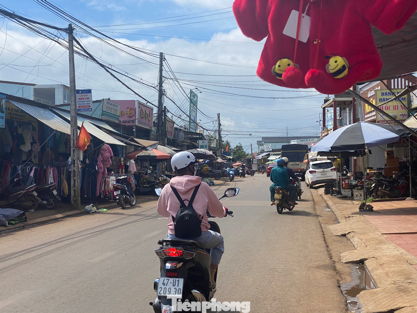 Nhiều tiểu thương buôn bán lấn chiếm vỉa hè, lòng đường khu chợ cũ.