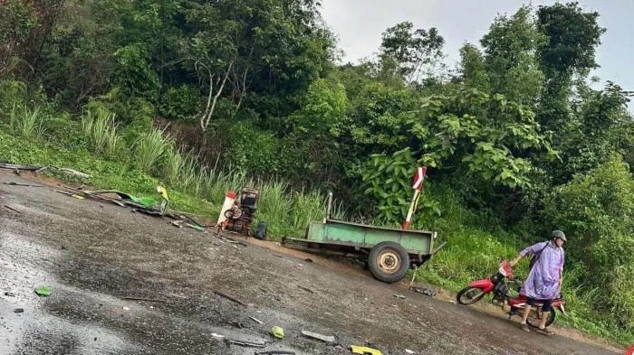 Xe công nông bị gãy đôi