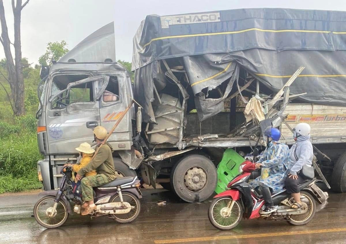 Xe tải bị hư hỏng nặng