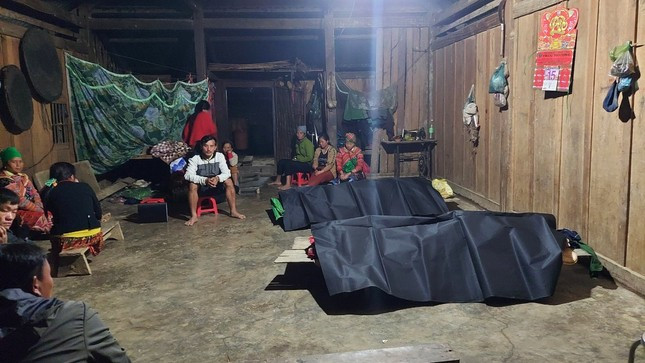 Các nạn nhân được đưa về nhà mai táng Các nạn nhân được đưa về nhà mai táng