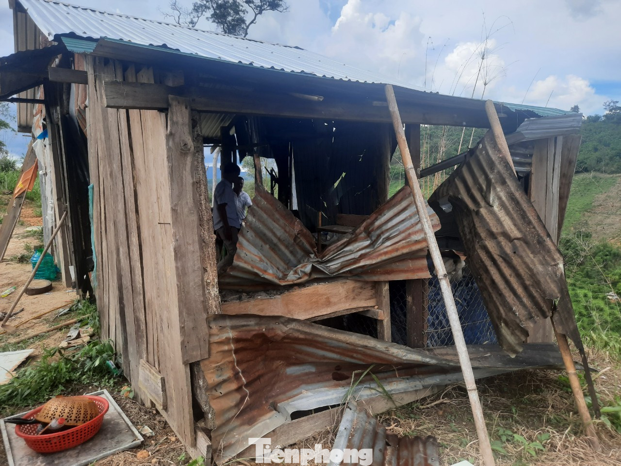 Lán, trại của nhân viên bảo vệ rừng bị các đối tượng đập, phá