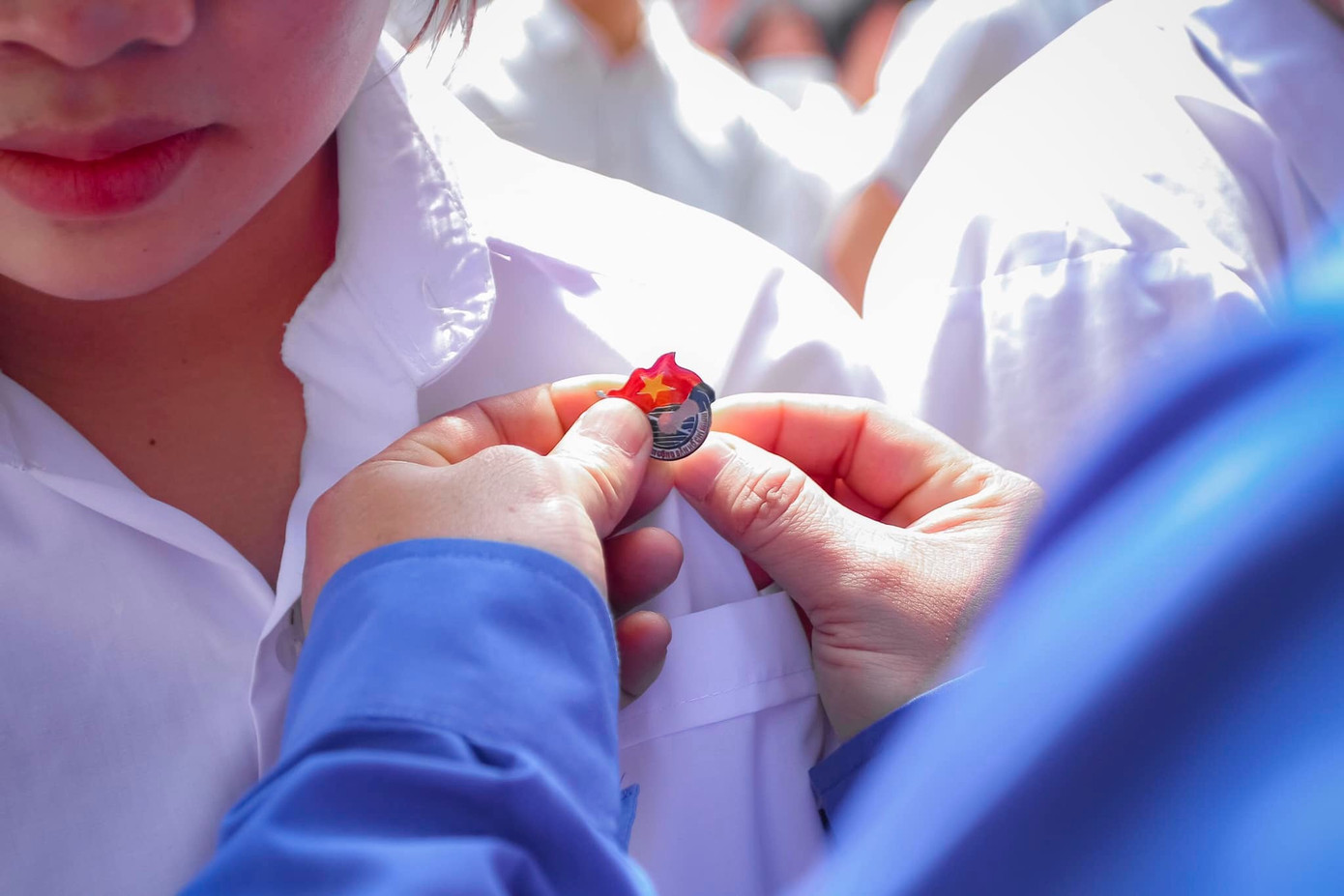 Gắn huy hiệu Đoàn thanh niên cho đoàn viên mới.