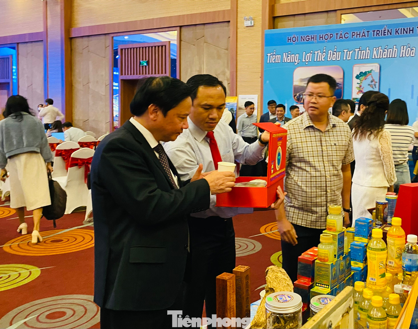 Phó Chủ tịch Quốc hội Nguyễn Khắc Định tham quan gian hàng tại hội nghị