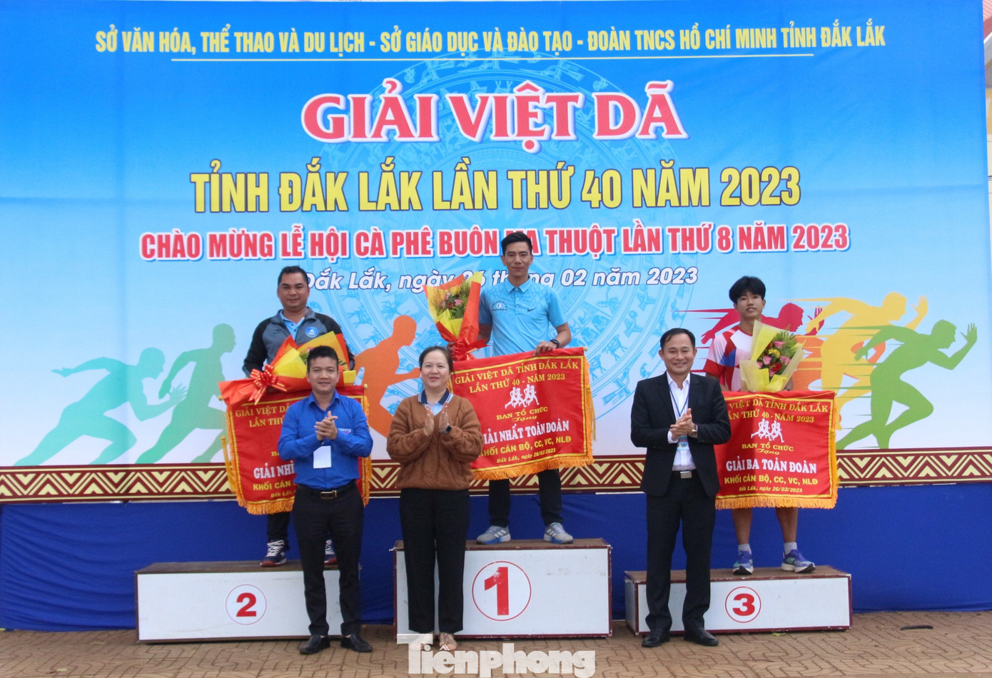 Trao giải chung cuộc cho các đoàn tham dự.