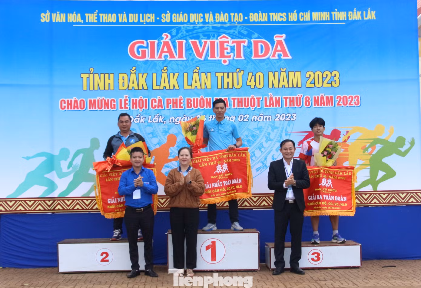 Trao giải chung cuộc cho các đoàn tham dự.