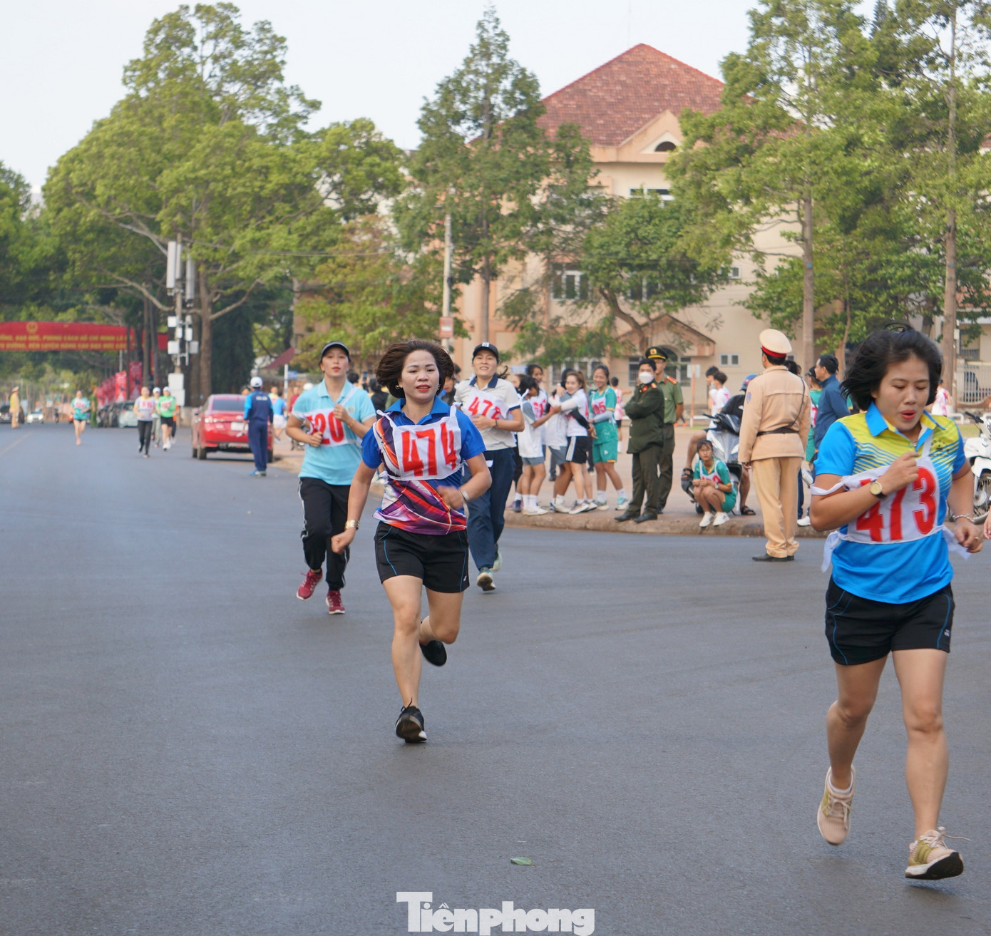 Phần thi của các vận động viên nữ luôn được mọi người theo dõi, cổ vũ nhiệt tình.