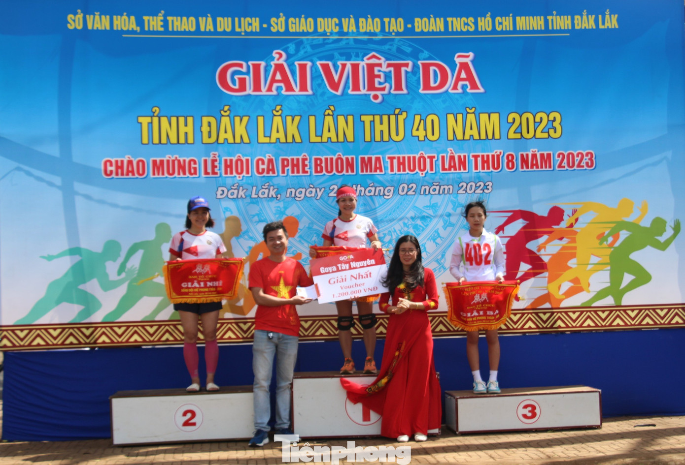 Trao giải nhất, nhì, ba cho các vận động viên tham dự cự ly 3km dành cho nữ chính.