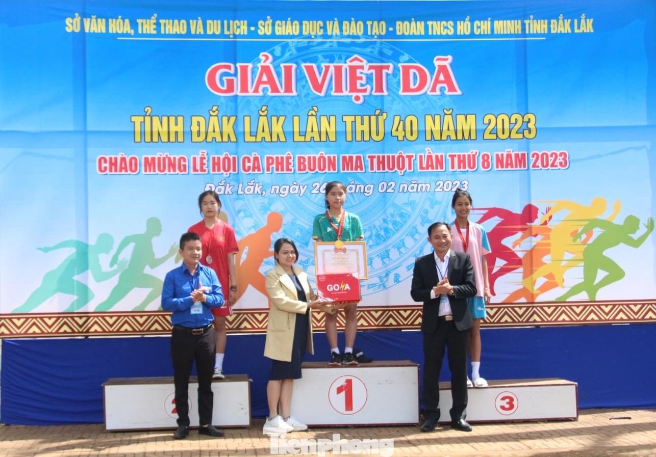 Ban tổ chức trao giải cho các vận động viên có thành tích tốt cự ly 2km dành cho nữ trẻ.