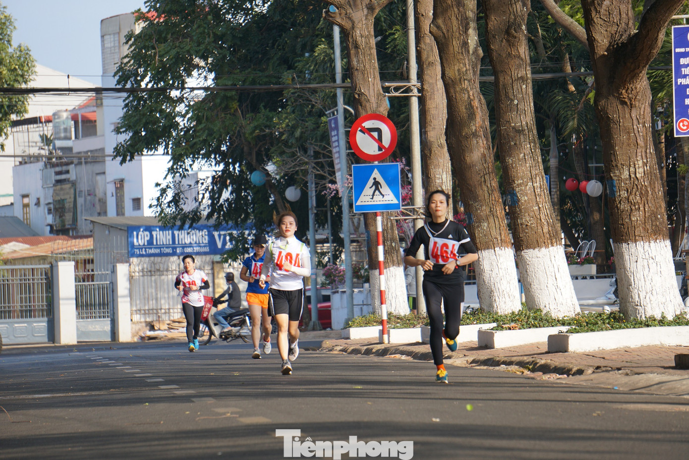 Các vận động viên nữ bám sát nhau.