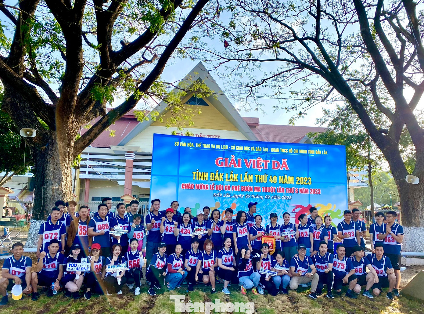 Sau lễ khai mạc, các nhóm vận động viên tranh thủ chụp ảnh.