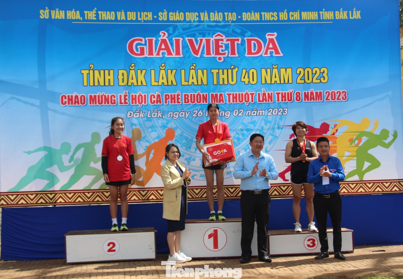 Ban tổ chức trao giải cho các vận động viên cự ly 3km nữ phong trào