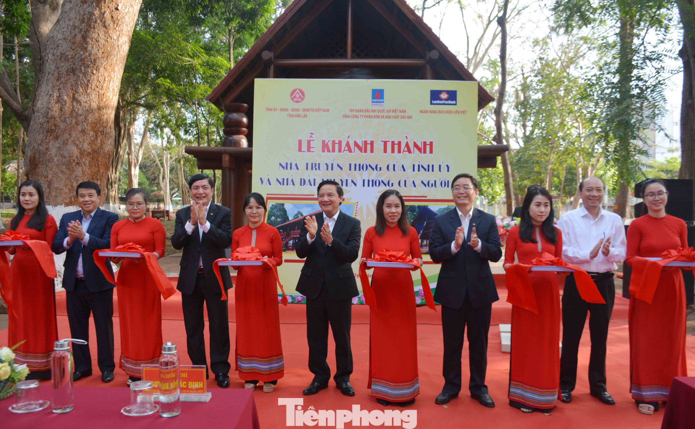 Các đại biểu cắt băng khánh thành công trình Các đại biểu cắt băng khánh thành công trình