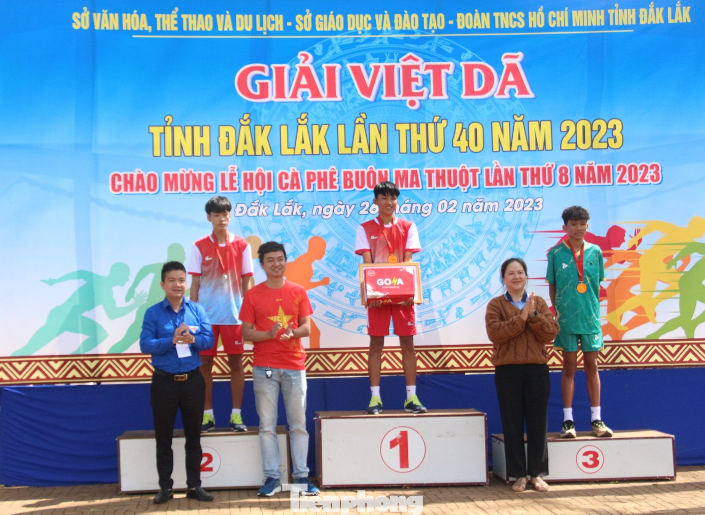 Trao giải nhất, nhì, ba cho các vận động viên tham dự cự ly 3km dành cho nam trẻ.