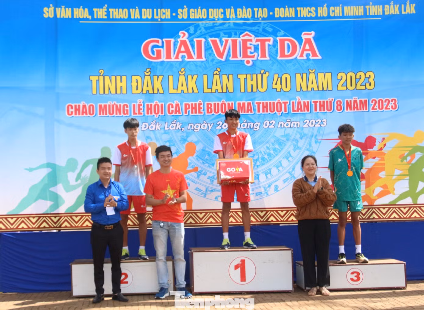 Trao giải nhất, nhì, ba cho các vận động viên tham dự cự ly 3km dành cho nam trẻ.