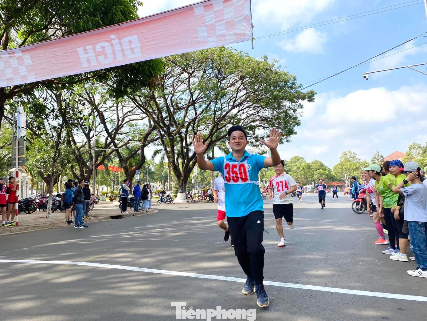 Anh Võ Tiến Tuấn Niê (TP.Buôn Ma Thuột) vui mừng khi về đích.