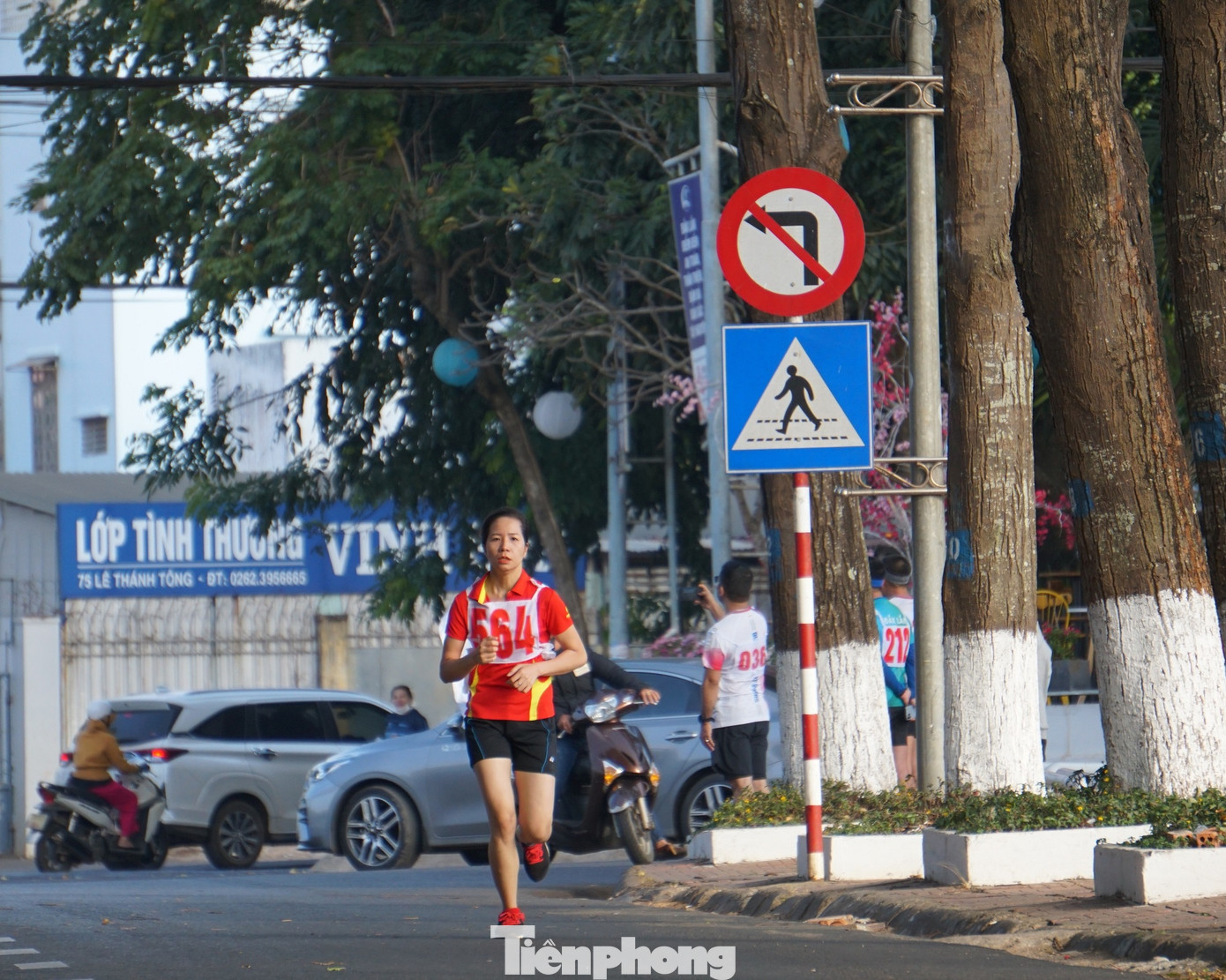 Nữ vận động viên bứt tốc để tách đoàn chạy