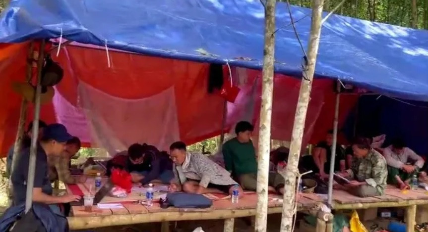 Các đối tượng dựng lán trại cạnh khu vực khai thác vàng trái phép Các đối tượng dựng lán trại cạnh khu vực khai thác vàng trái phép