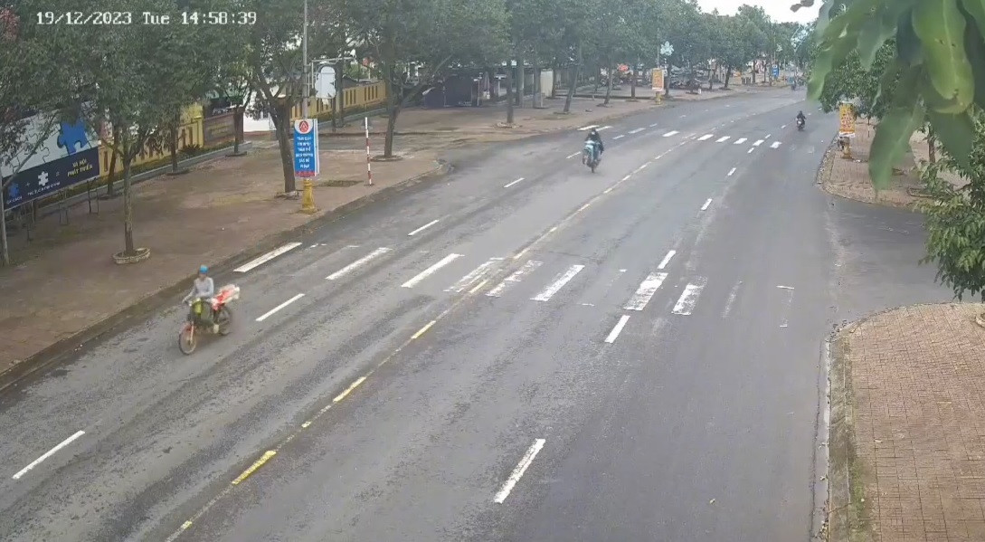 Hai thanh niên không đội mũ bảo hiểm, bốc đầu xe máy