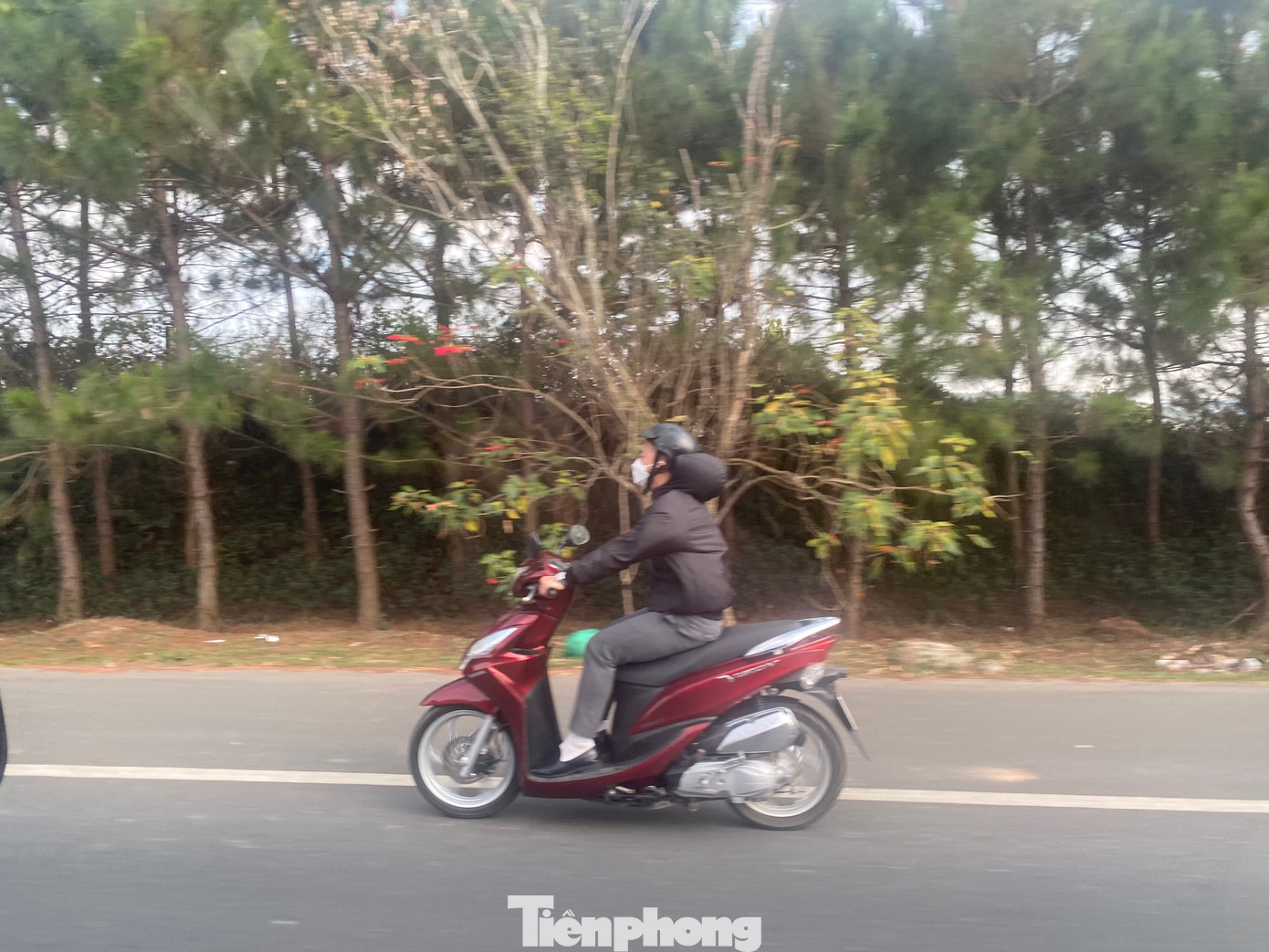 Thời gian gần đây, nhiều tài xế ô tô bày tỏ quan ngại và phản ánh tình trạng xe máy lưu thông vào tuyến đường cao tốc Liên Khương - Prenn, thậm chí còn chạy ngược chiều.