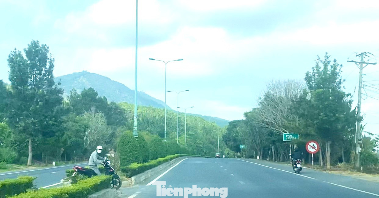 Theo ghi nhận của PV Tiền Phong, trên tuyến đường này ngoài việc xe máy tự do lưu thông, còn có tình trạng phá hàng rào hành lang an toàn để mở hàng chục đường băng qua phía bên kia đường.