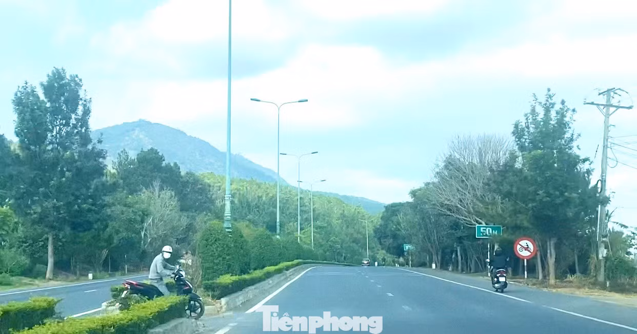 Theo ghi nhận của PV Tiền Phong, trên tuyến đường này ngoài việc xe máy tự do lưu thông, còn có tình trạng phá hàng rào hành lang an toàn để mở hàng chục đường băng qua phía bên kia đường.
