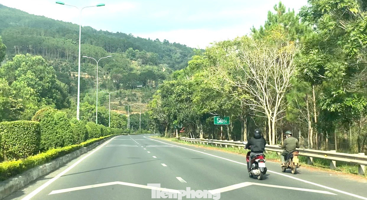 Nhiều xe máy chạy vào cao tốc