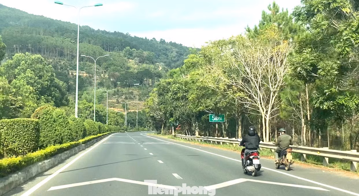Nhiều xe máy chạy vào cao tốc
