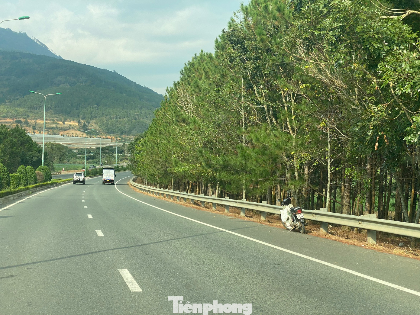 Tuyến đường cao tốc Liên Khương – Prenn dài 19km nối liền giữa TP Đà Lạt và huyện Đức Trọng, tỉnh Lâm Đồng đã được đưa vào khai thác sử dụng từ nhiều năm nay. Tuy nhiên, cao tốc này không có đường gom cho xe máy và các phương tiện thô sơ lưu thông.