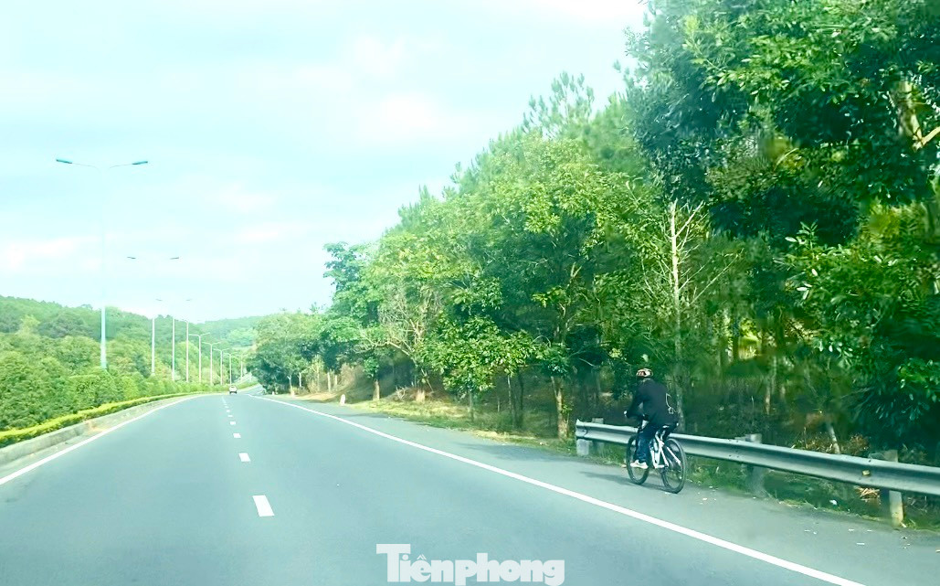 Người đi xe đạp đi vào cao tốc Liên Khương - Prenn