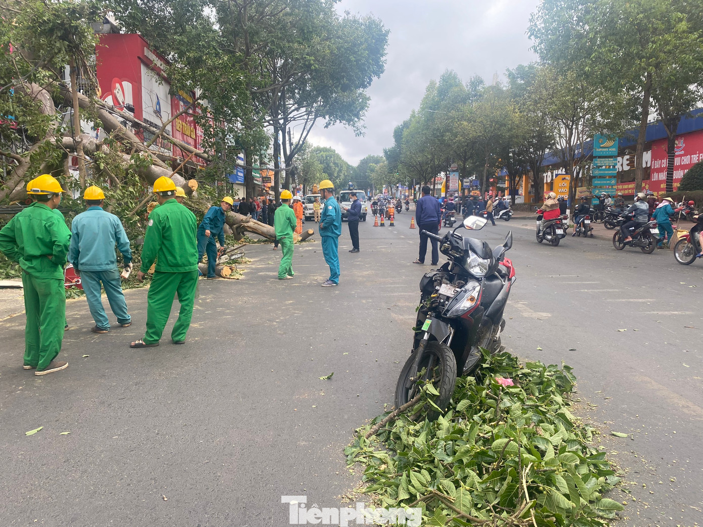 Xe máy của người tham gia giao thông bị hư hỏng Xe máy của người tham gia giao thông bị hư hỏng