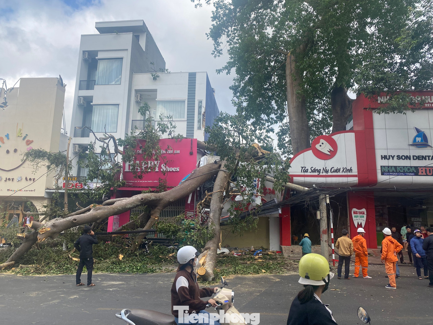 Nhiều ngôi nhà bị hư hỏng Nhiều ngôi nhà bị hư hỏng