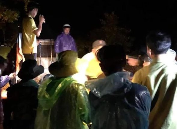 Chính quyền địa phương hỗ trợ các gia đình đưa nạn nhân gặp nạn ra khỏi rừng Chính quyền địa phương hỗ trợ các gia đình đưa nạn nhân gặp nạn ra khỏi rừng