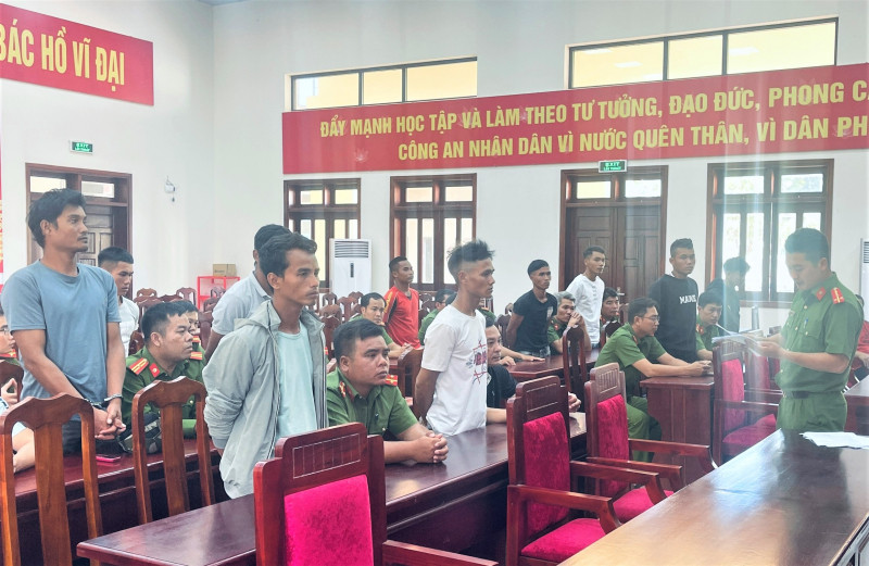 Cơ quan điều tra tống đạt các quyết định khởi tố Cơ quan điều tra tống đạt các quyết định khởi tố