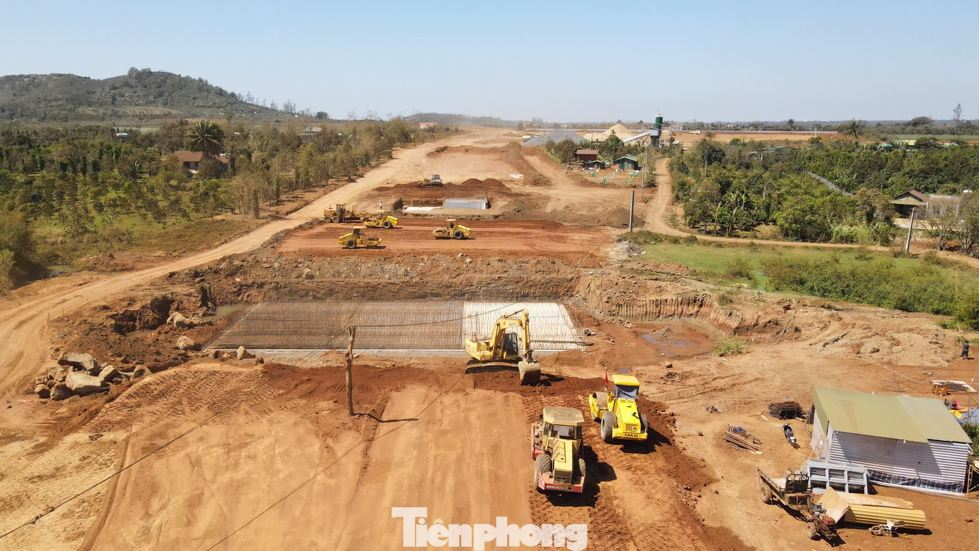 Ngày 17/2 (mùng 8 tháng Giêng âm lịch), theo ghi nhận Tiền Phong, trên công trường cao tốc Khánh Hòa - Buôn Ma Thuột (đoạn thuộc Đắk Lắk) đã có nhiều công nhân quay trở lại làm việc, máy móc thi công nhộn nhịp.