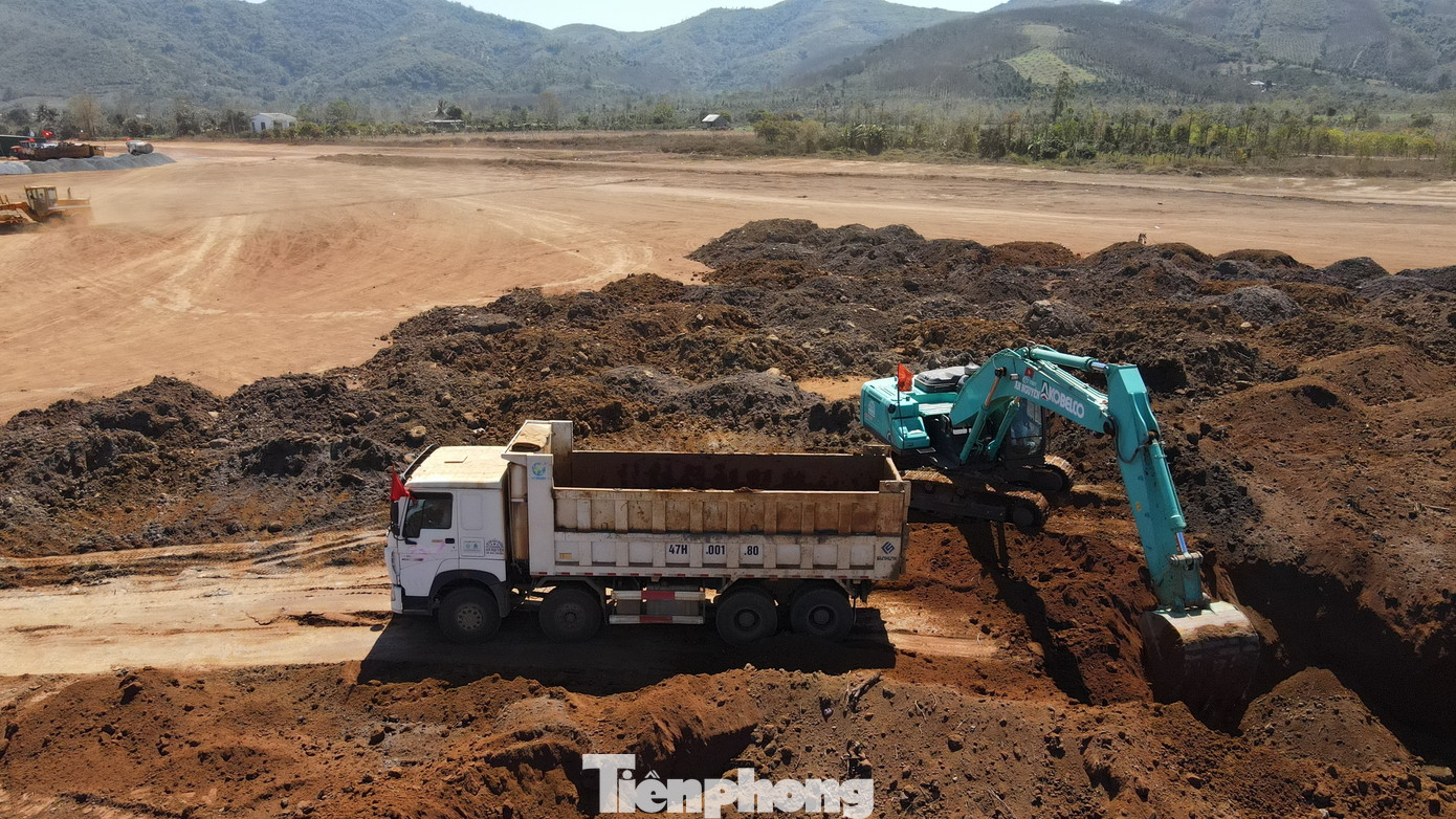 Xe ben cỡ lớn chở đất đến các điểm thi công